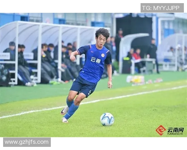 青春风采足球明星少年展现帅气风貌的精彩瞬间